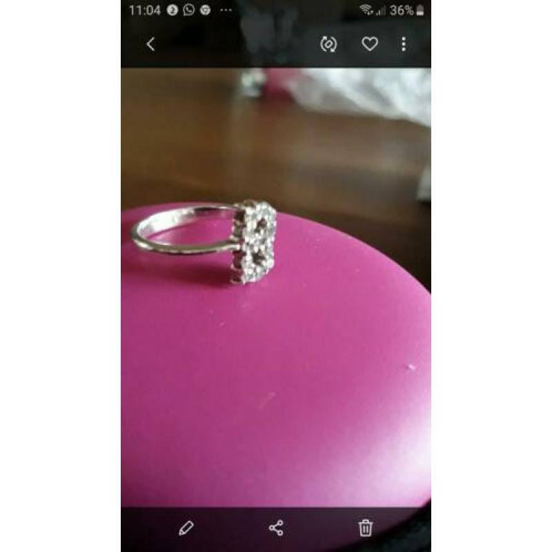 Fraaie zilveren letter ring B met zirkona's gemerkt 925 .