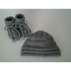 LEUK GEBREID BABYSETJE : SLOFJES en MUTSJE in 25 KLEUREN