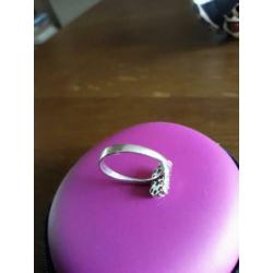 Fraaie zilveren letter ring B met zirkona's gemerkt 925 .