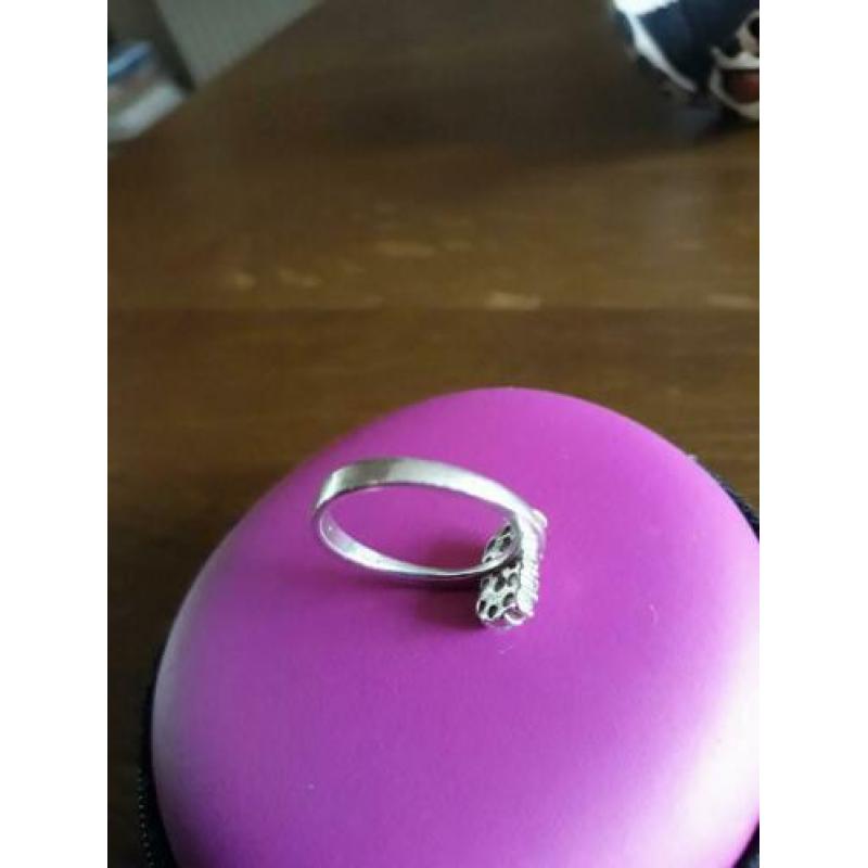 Fraaie zilveren letter ring B met zirkona's gemerkt 925 .