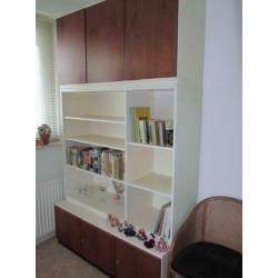Exclusieve wand- boekenkast, kastdeurtjes pallisander