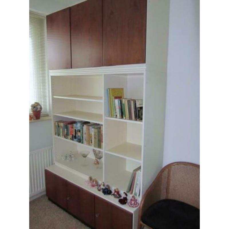 Exclusieve wand- boekenkast, kastdeurtjes pallisander