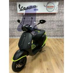 Vespa Sprint 25 km IGET NIEUW Notte x Fluor Yellow