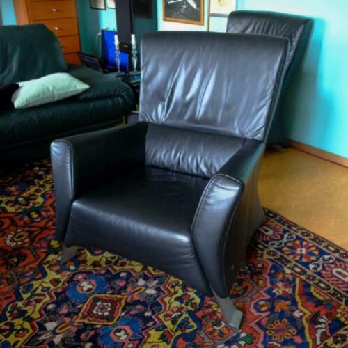 Twee zwart leren Rolf Benz 322 fauteuils