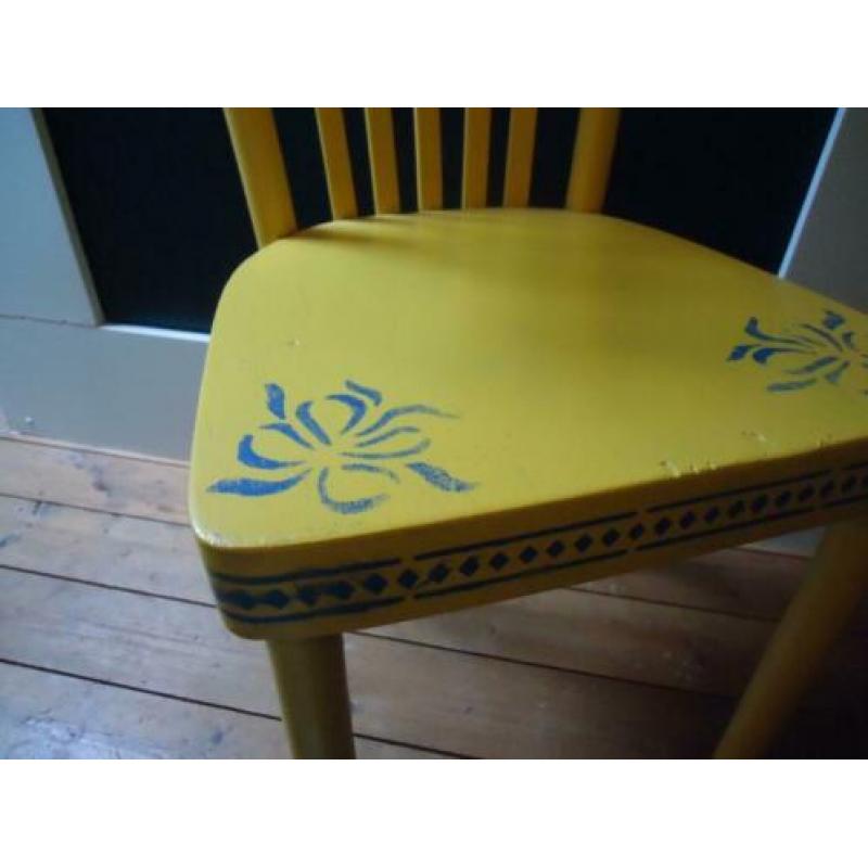 twee houten stoelen in een gepimpt jasje ( als nieuw !! )