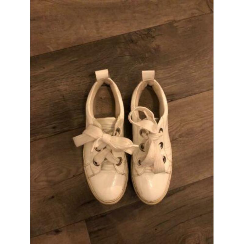 Witte sneakers