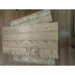 Steigerhouten tafels en banken voor binnen of buiten.