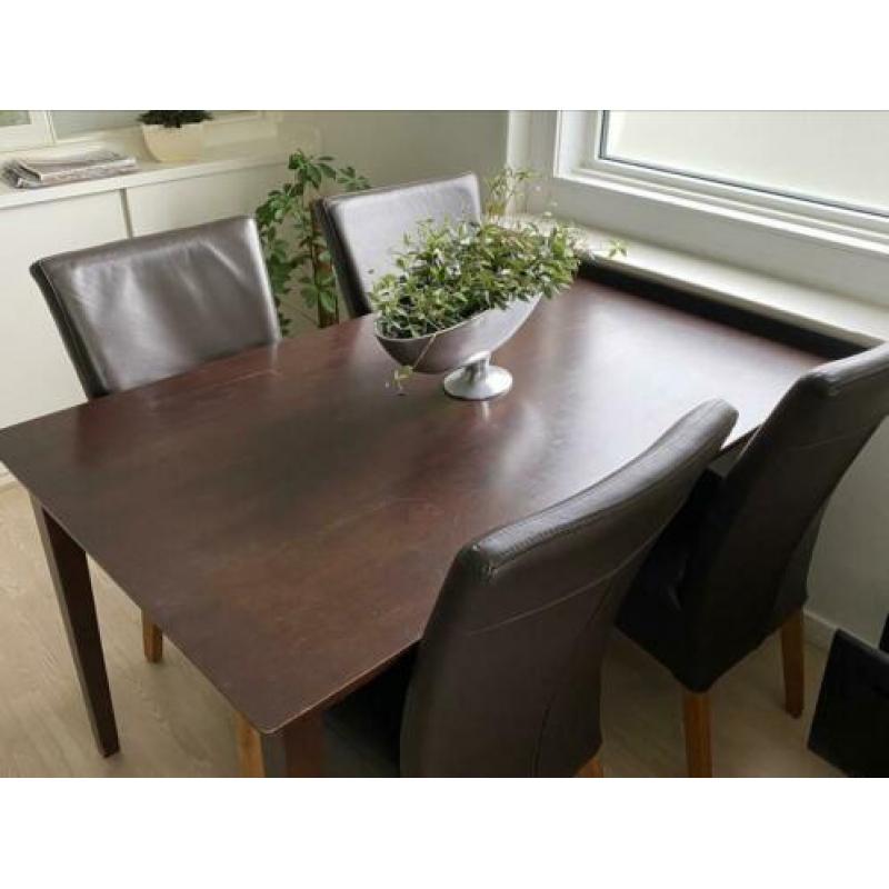 Nette Eethoek met 4 stoelen