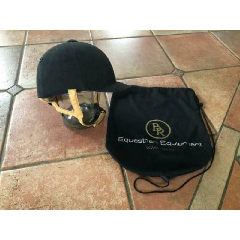 Cap, jas, polo's, rijbroeken en hoodie te koop!