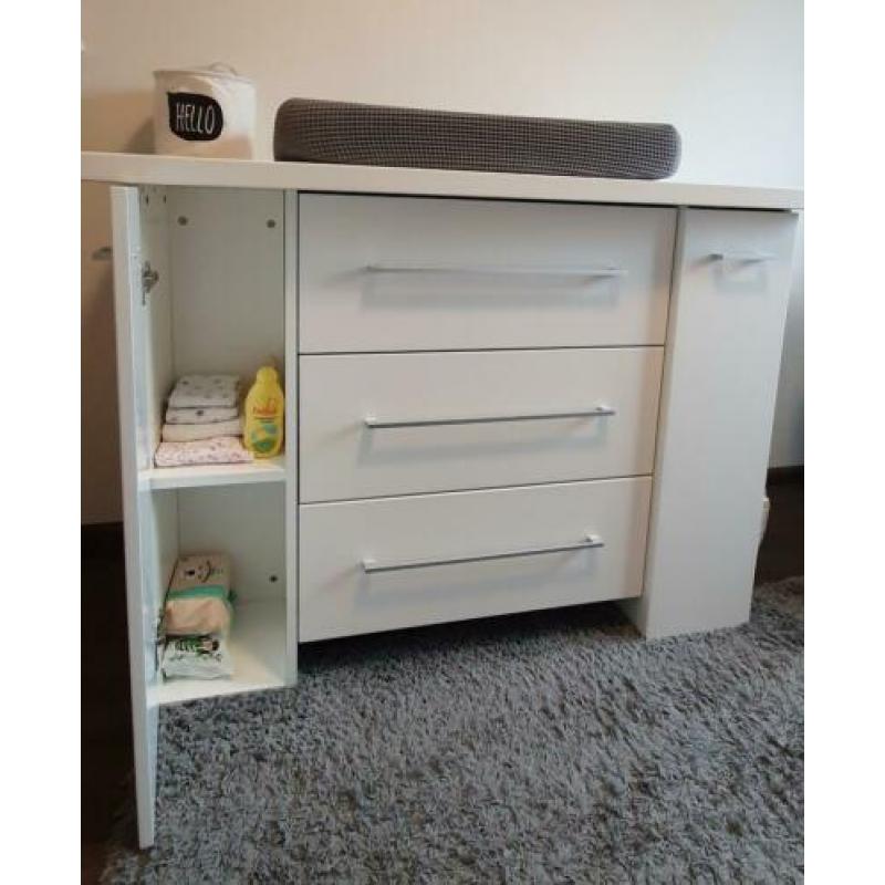 Mooie strak witte commode (130x65x95)