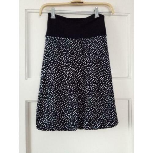 Promiss rok zwart met witte stippen. Elastische tailleband.