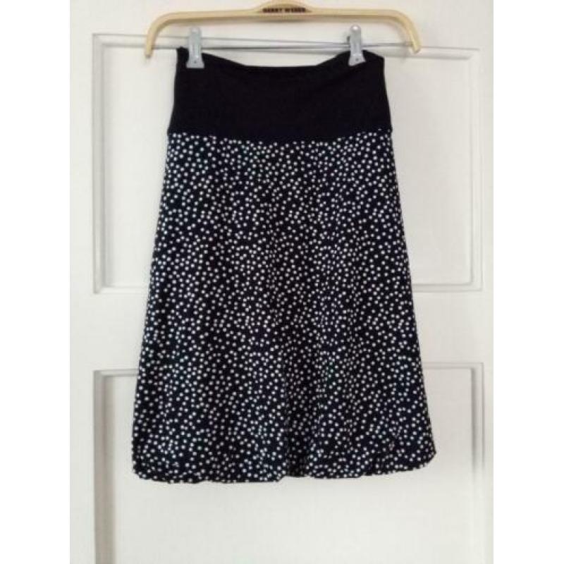 Promiss rok zwart met witte stippen. Elastische tailleband.