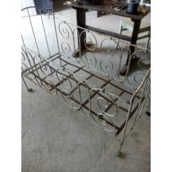 Oud ledikantje "halfweg brocante"