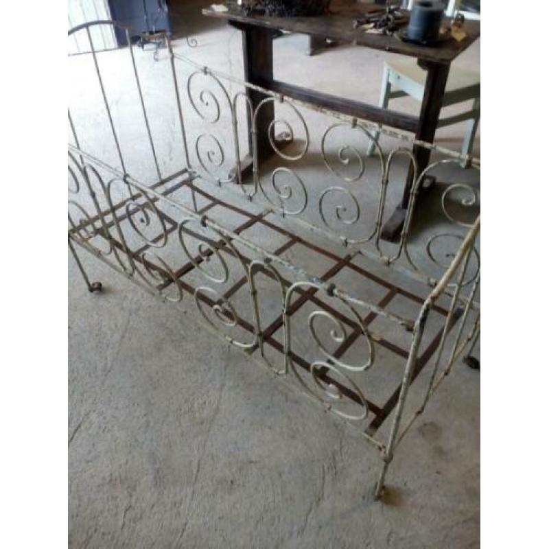 Oud ledikantje "halfweg brocante"