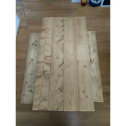 Steigerhouten tafels en banken voor binnen of buiten.