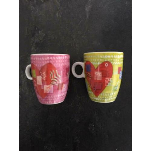 2 kleurrijke mokken, roze en groen met hart