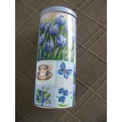 Blauw blikje met tulpen en vlinders