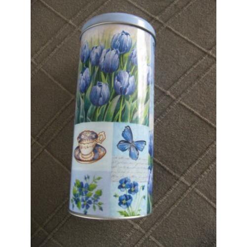 Blauw blikje met tulpen en vlinders