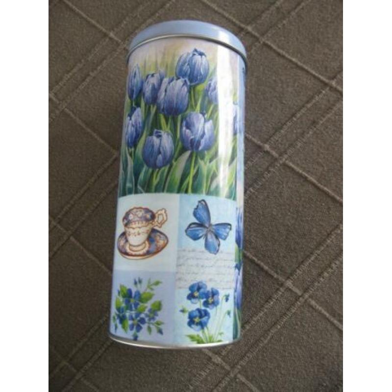 Blauw blikje met tulpen en vlinders