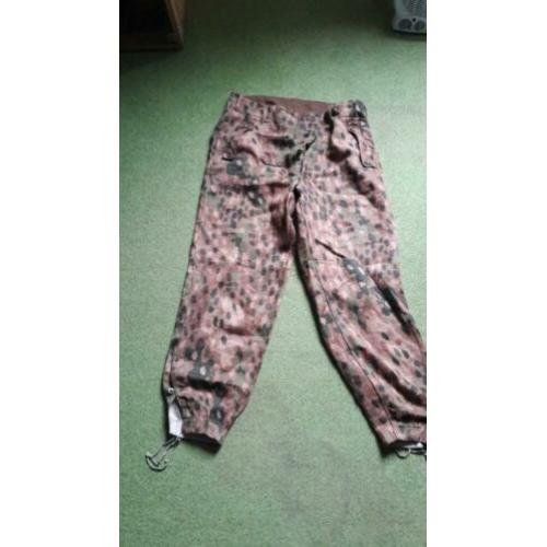 Dot camo broek.