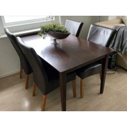 Nette Eethoek met 4 stoelen