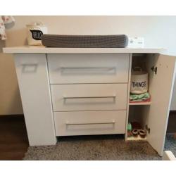 Mooie strak witte commode (130x65x95)