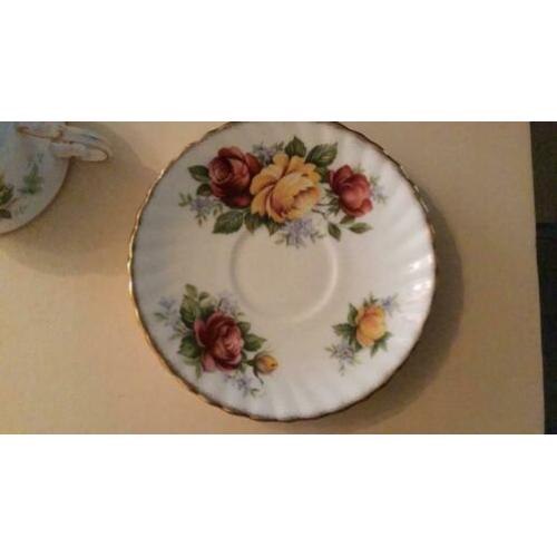 Elizabethan Fine Bone Chine Engelse kop en schotel rozen gee