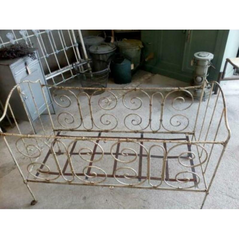 Oud ledikantje "halfweg brocante"
