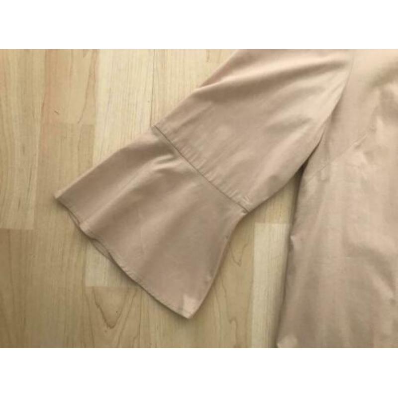 Zara - Beige top met trompet mouwen maat M