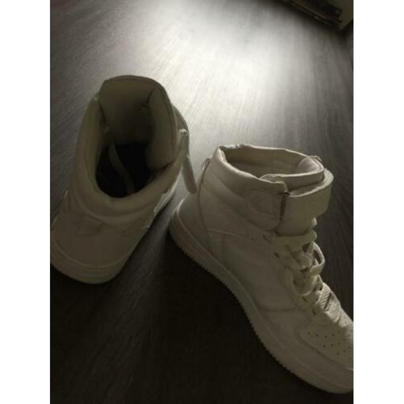 Hoge stevige sportieve schoenen 39