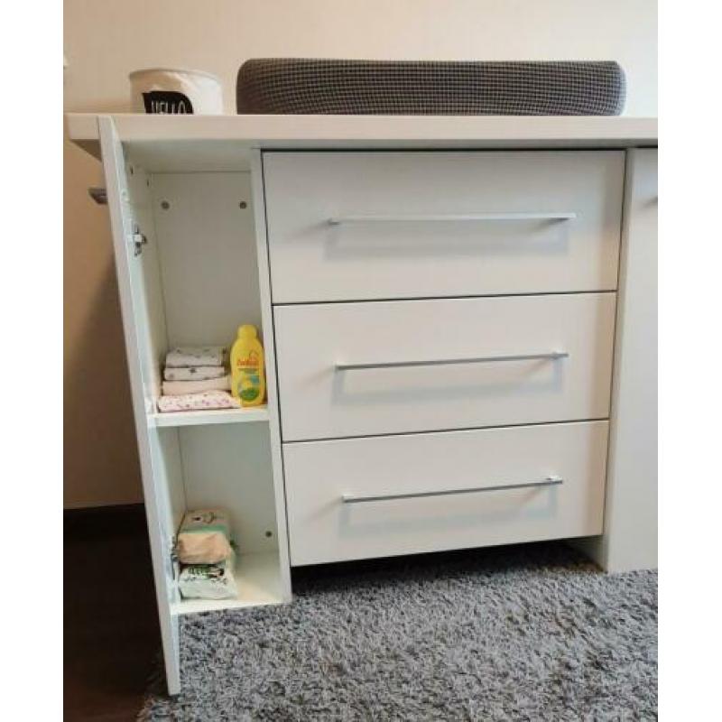 Mooie strak witte commode (130x65x95)