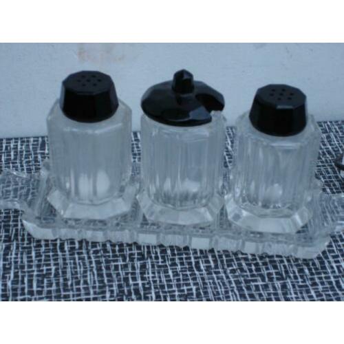 Twee glazen vintage peper en zout-stellen