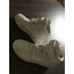 Hoge stevige sportieve schoenen 39