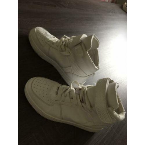 Hoge stevige sportieve schoenen 39