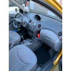Toyota Yaris 1.0 16V 3DR Linea Luna 2000 Geel