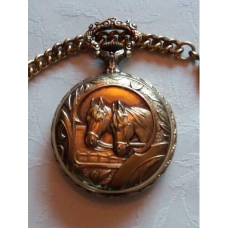 Zakhorloge met 2 paardenhoofden
