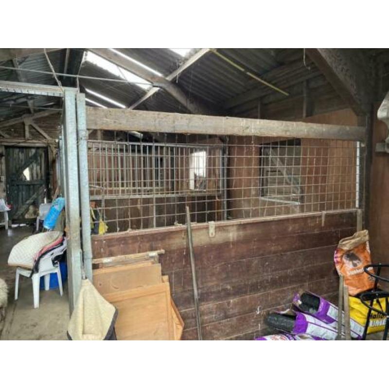 Paardenstal, schuur, opslag, paardenbox