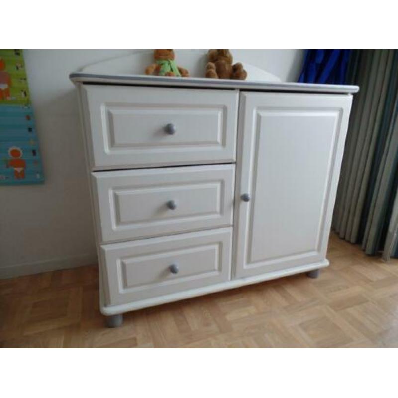 kinderbedje en commode