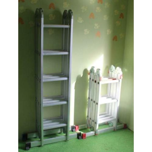 Twee aluminium multi ladders 3,6 m en 6 m
