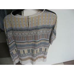 leuke top met print en gehaakte shouders, mt 42/44