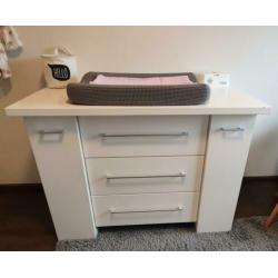 Mooie strak witte commode (130x65x95)