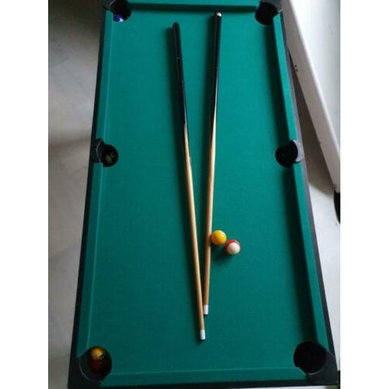 Voetbaltafel en pooltafel in 1