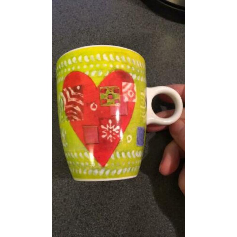 2 kleurrijke mokken, roze en groen met hart