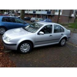 Volkswagen Bora 1.6 77KW 2001 Grijs