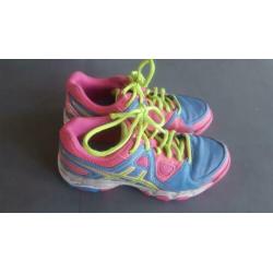 Asics hockeyschoenen kunstgras veld mt 34,5 in goede staat!