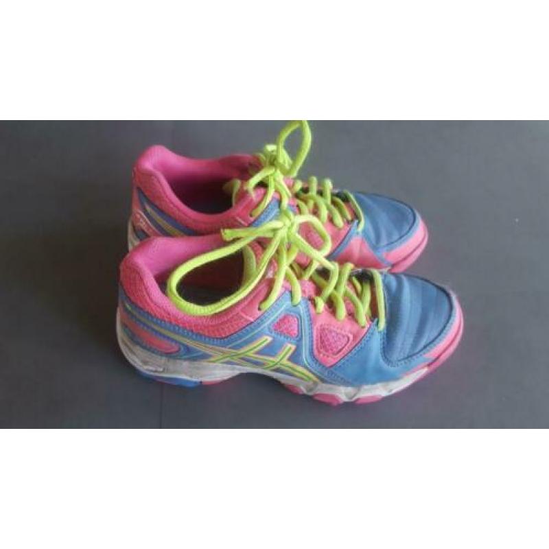 Asics hockeyschoenen kunstgras veld mt 34,5 in goede staat!