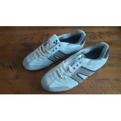 2 paar sneakers. 1 + 1 gratis!