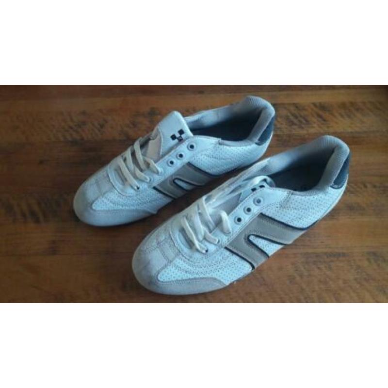 2 paar sneakers. 1 + 1 gratis!