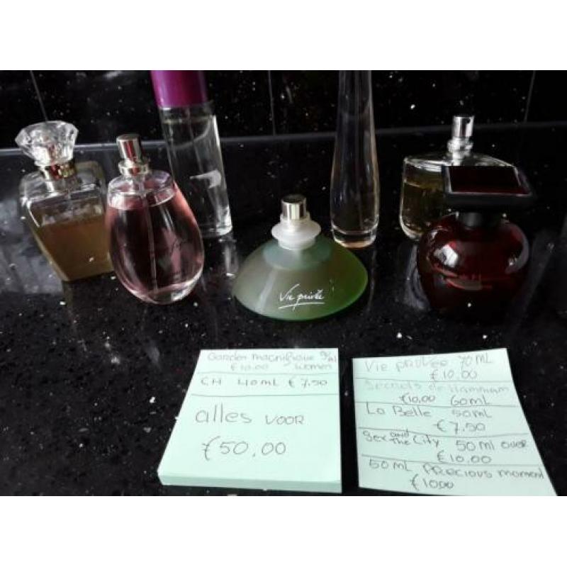 Verzameling met mooie parfums van chanel