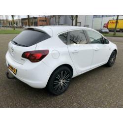 Opel Astra 1.4 Turbo Cosmo PDC v/a, BI-XENON, CLIMA, TRHK.